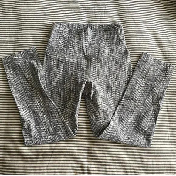 Lululemon Wunder Under Crop (Hi-Rise) *21” size: 4 - Picture 4 of 7